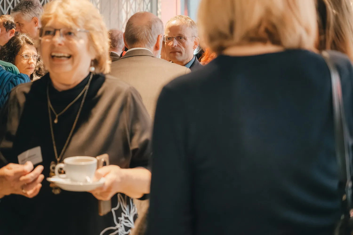 Besucher*innen im Gespräch